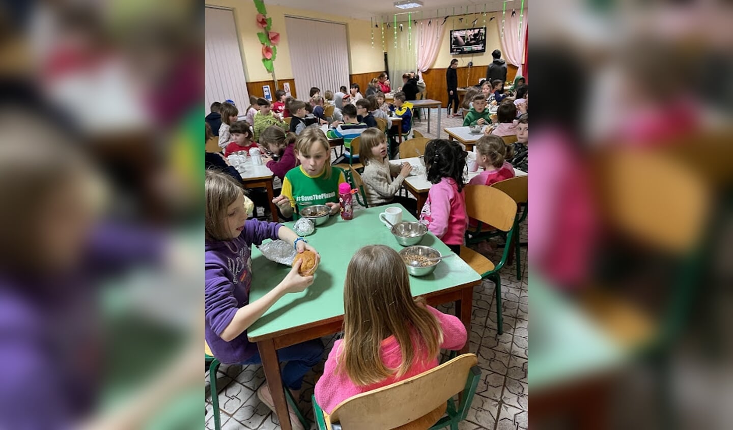 De straatarme kinderen in Roemenië krijgen onder meer voedingsmiddelen uitgereikt.