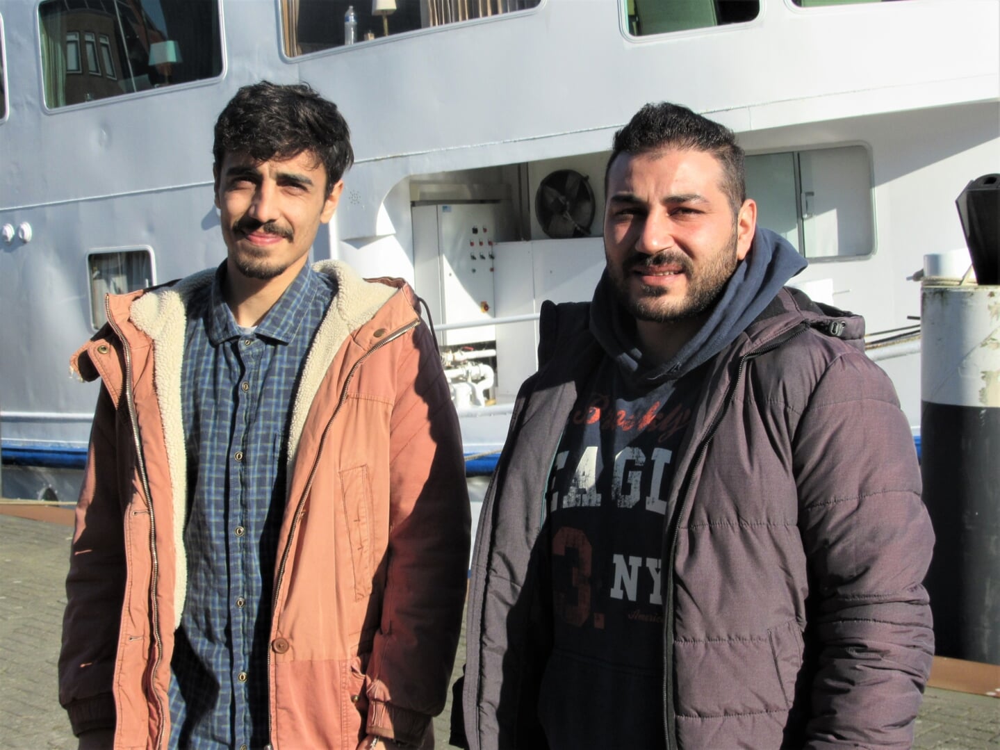 Ammar en Zaher voor hun tijdelijke thuisbasis in Maassluis.