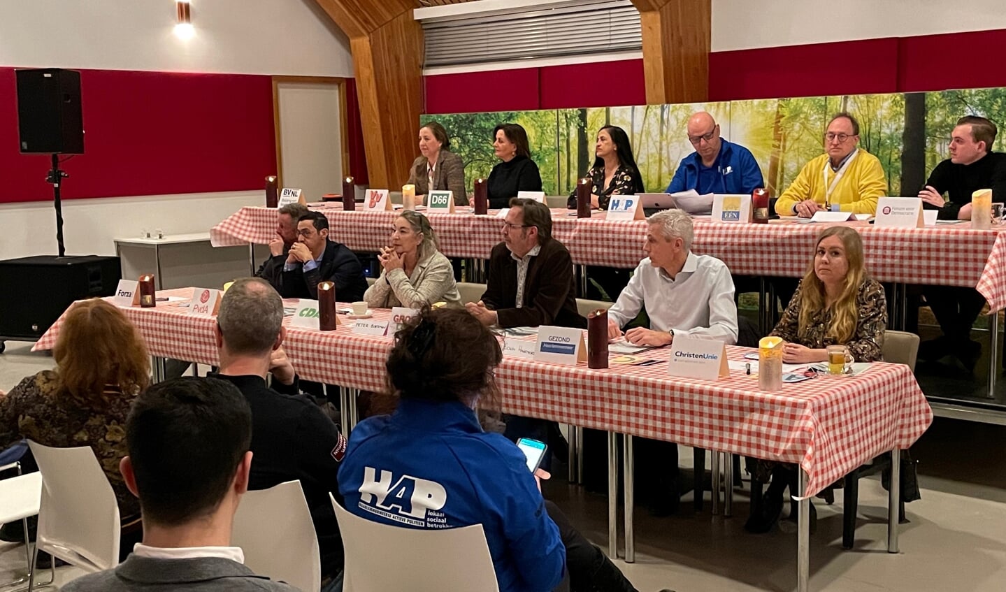 Dertien politieke partijen kwamen naar Badhoevedorp om campagne te voeren.
