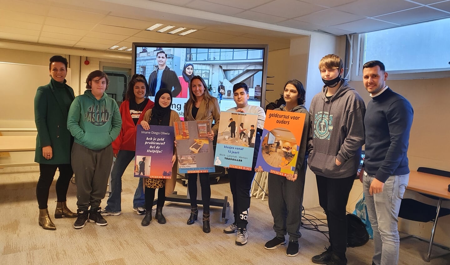 Wethouder Bentvelzen (vijfde van links) met de jongeren van Speaking Minds in december, een initiatief gericht op de aanpak van armoede.