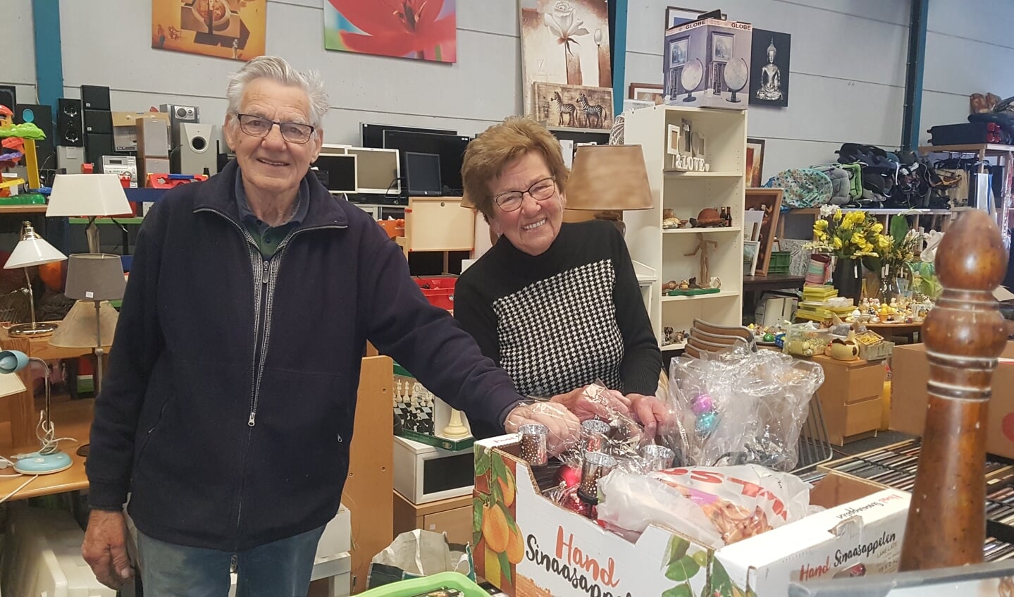 Nic Barendse en Annie Wooning werken ook als vrijwilliger bij de missiewinkel.