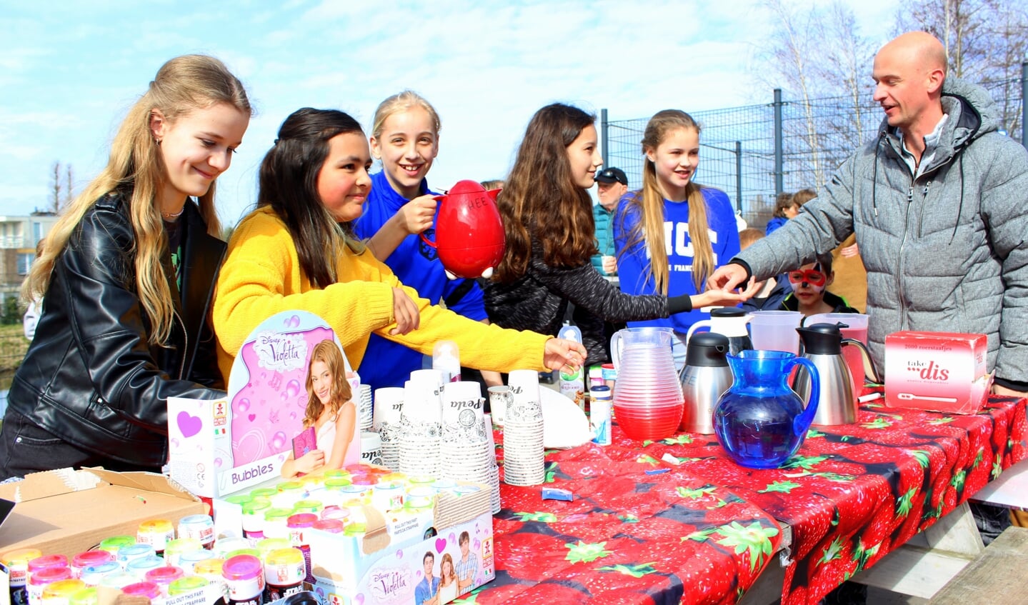 De leerlingen van basisschool De Zevensprong hielden een drukbezochte vrijmarkt voor Oekraïne. Zo was de cupcakes-kraam van Céline, Anouk, Fleur, Dana en Jade zeer populair.