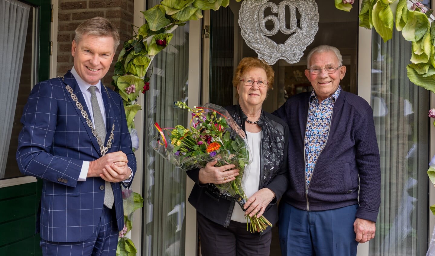 Natuurlijk kwam ook burgemeester Rehwinkel langs met felicitaties.