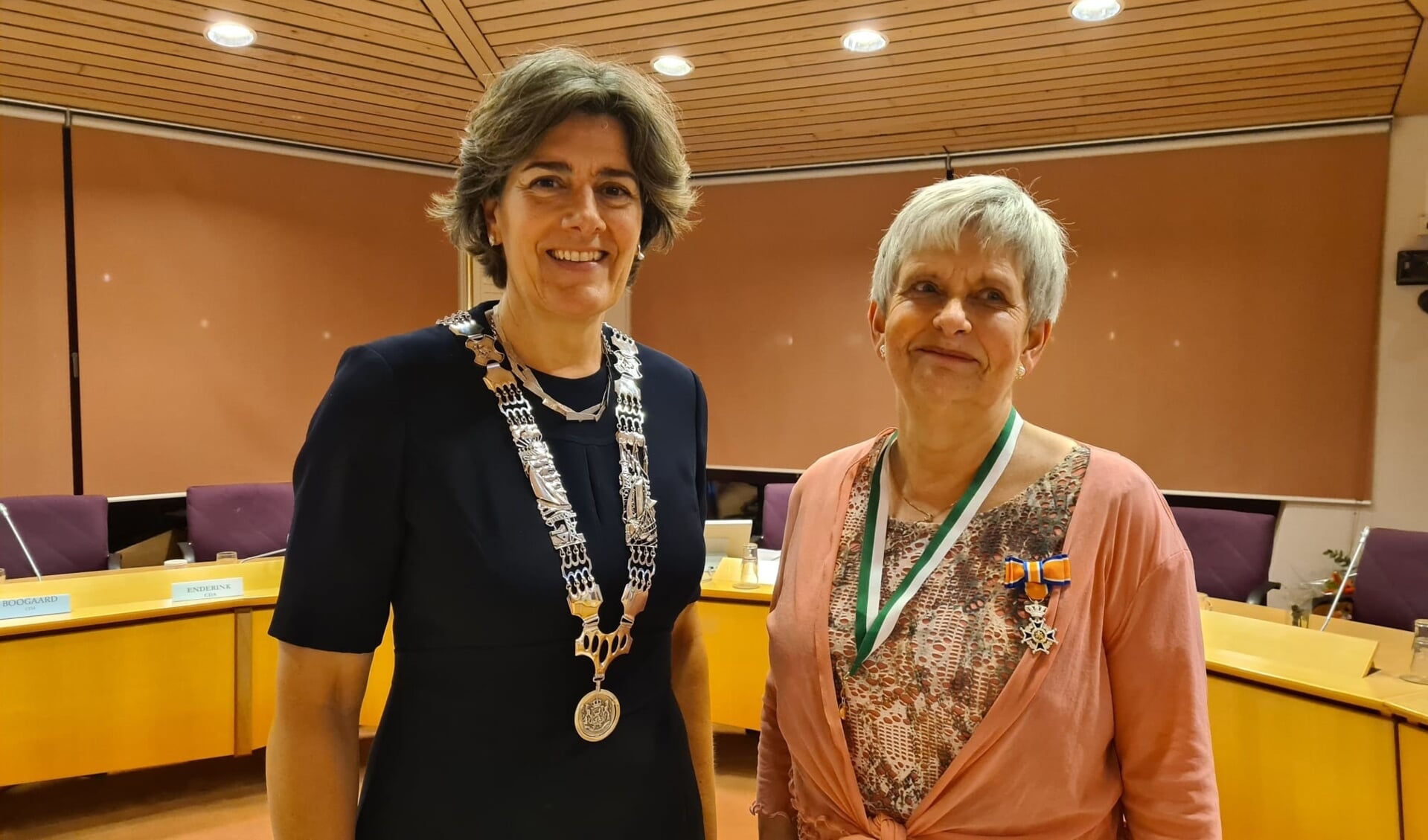 De Koninklijke onderscheiding heeft Mevrouw D. (Dorothy) Borghardt-de Kat ontvangen van burgemeester en voorzitter van de raad Marian van der Weele tijdens de laatste raadsvergadering van de huidige raad. 