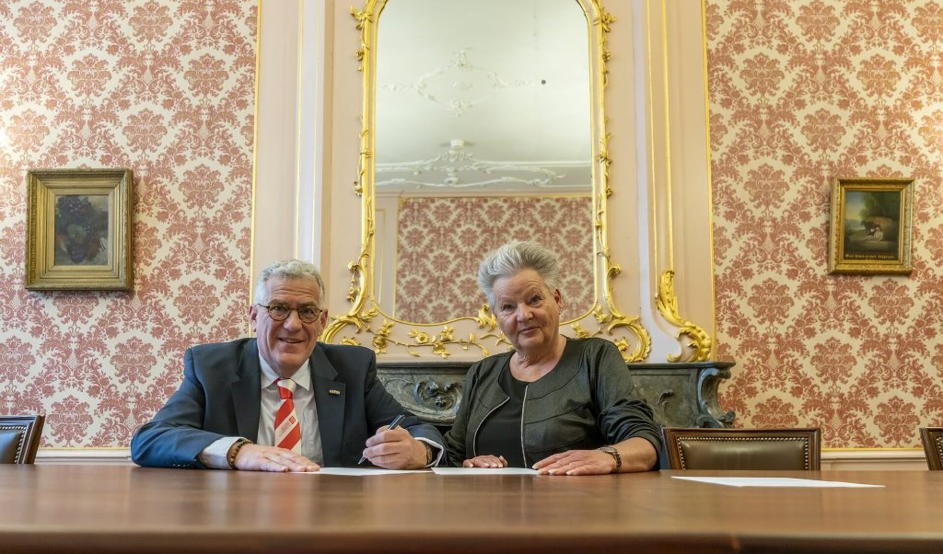 Ondertekening convenant 8 october-vereeniging met wethouder Elly Konijn en voorzitter Frits Westerkamp.