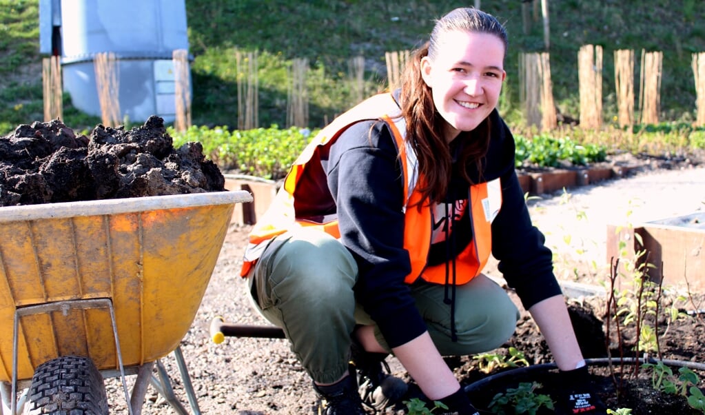 Boomteeltstudente Romy Kraan (21) heeft meegeholpen met aanplanten van de 'From Boskoop' kavel op de Floriade.