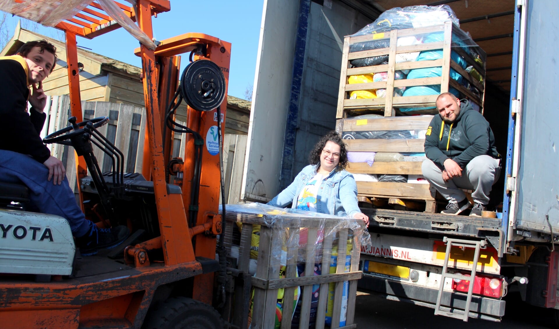Anna en Mateusz Lelit hebben inmiddels twee vrachtwagens met hulpgoederen kunnen uitzwaaien, na een zeer succesvolle inzameling.