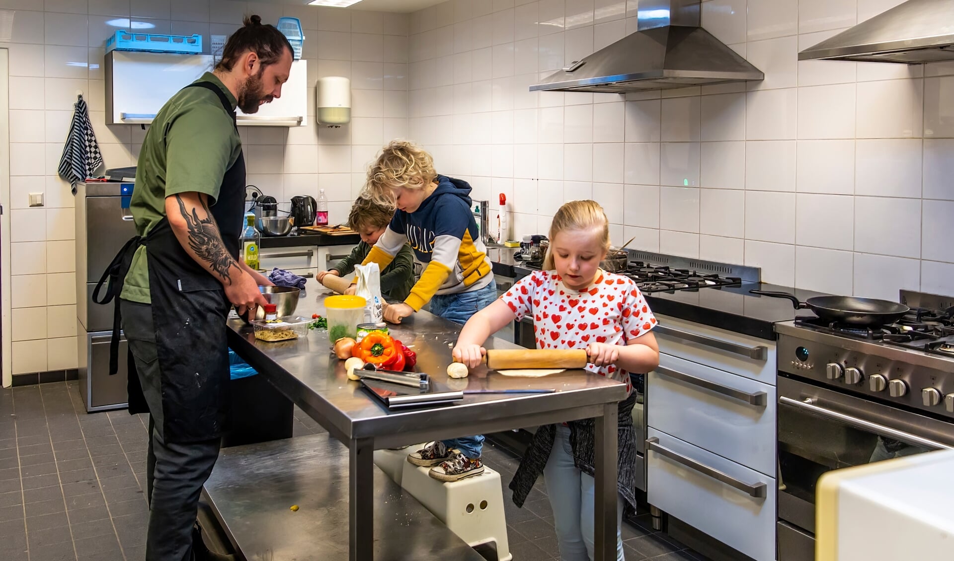 Niels Lagerweij geeft o.a. kookworkshops aan de jeugd. Een deel van zijn jeugdige cursisten heeft zich al opgegeven om te komen helpen met koken voor de vluchtelingen uit Oekraïne. 