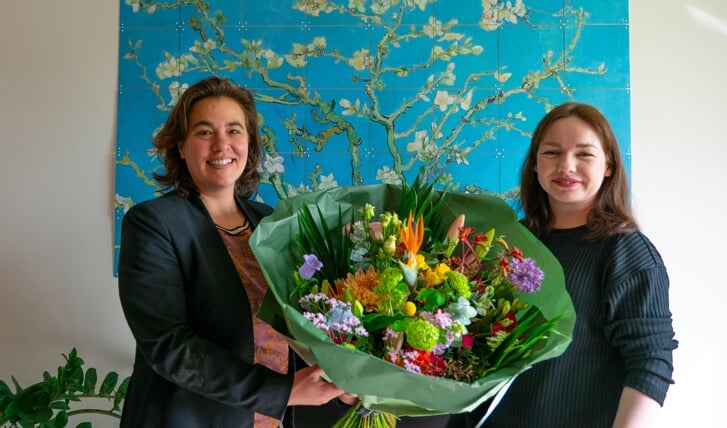 Eveline Tijmstra overhandigt Anne Langedijk een mooie bos bloemen als dank voor haar vrijwilligerswerk. 