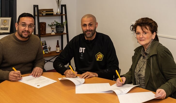 Tevreden gezichten na het ondertekenen van het contract met Dennis, hier geflankeerd door Brian van Gils en Nel Persenaire (bestuursleden Technische Zaken). 
