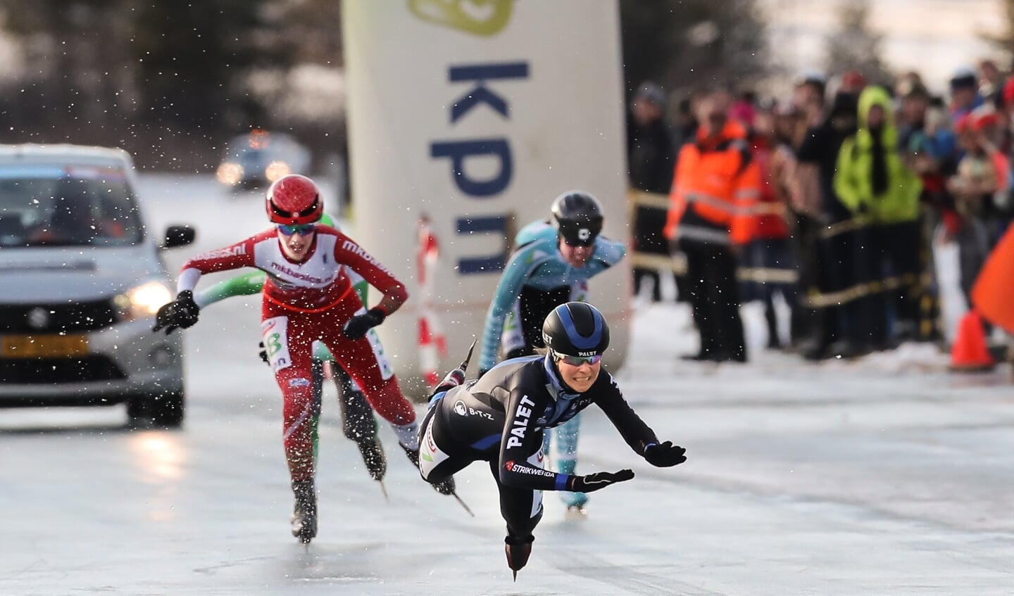 Weissensee
Elma de Vries was op weg naar de zege, maar... vlak voor de streep viel ze. Lisa v d Geest (Rood pak )ging er met de overwinning vandoor