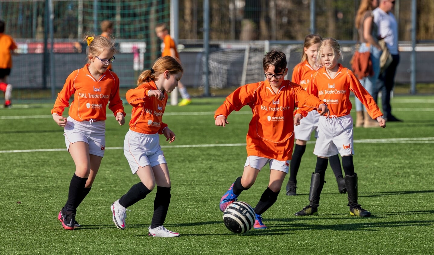 In Heerhugowaard werd al een schoolvoetbaltoernooi gespeeld, in Langedijk wordt nu een extra toernooi ingelast.