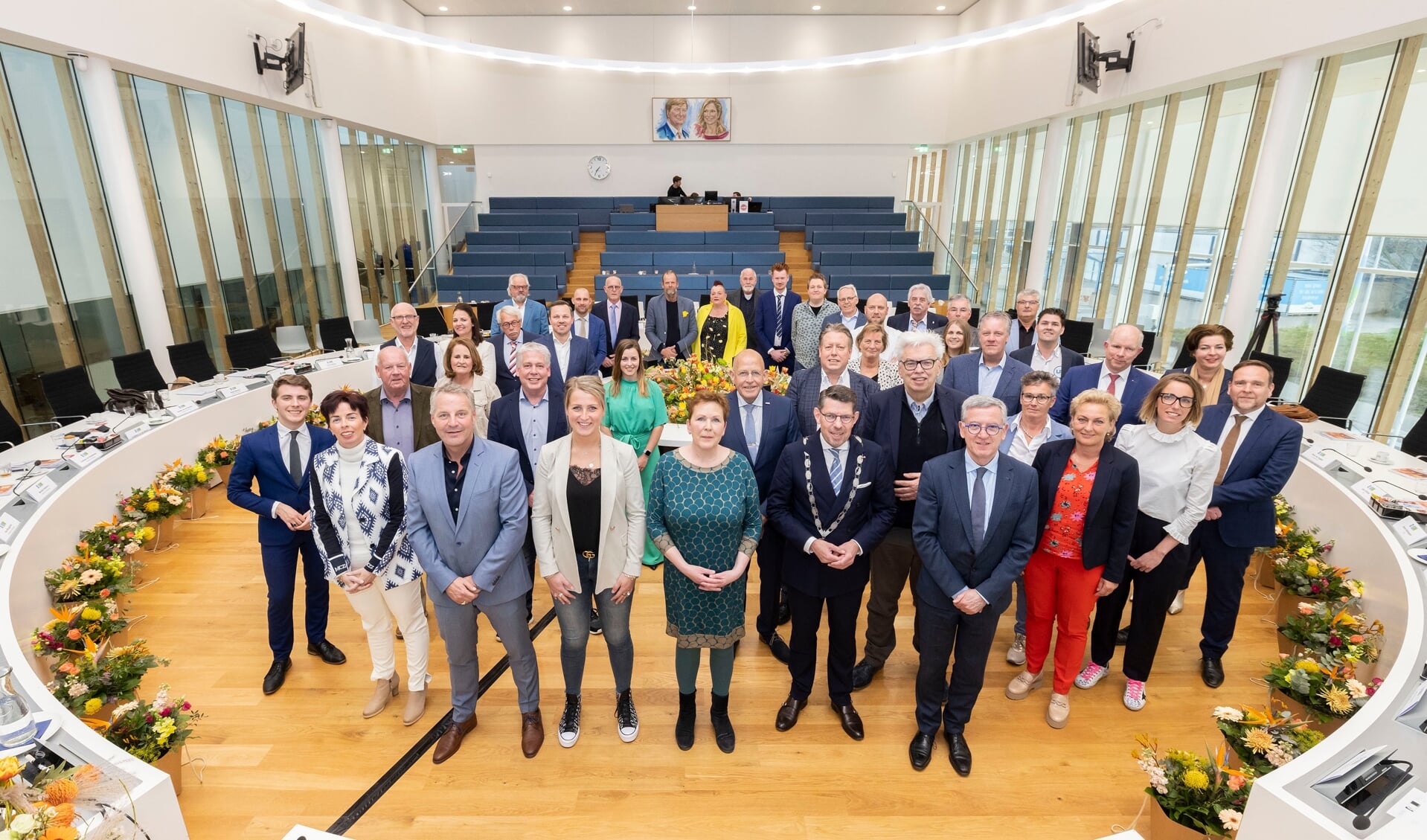 De nieuwe raad van gemeente Westland poseert voor de foto.