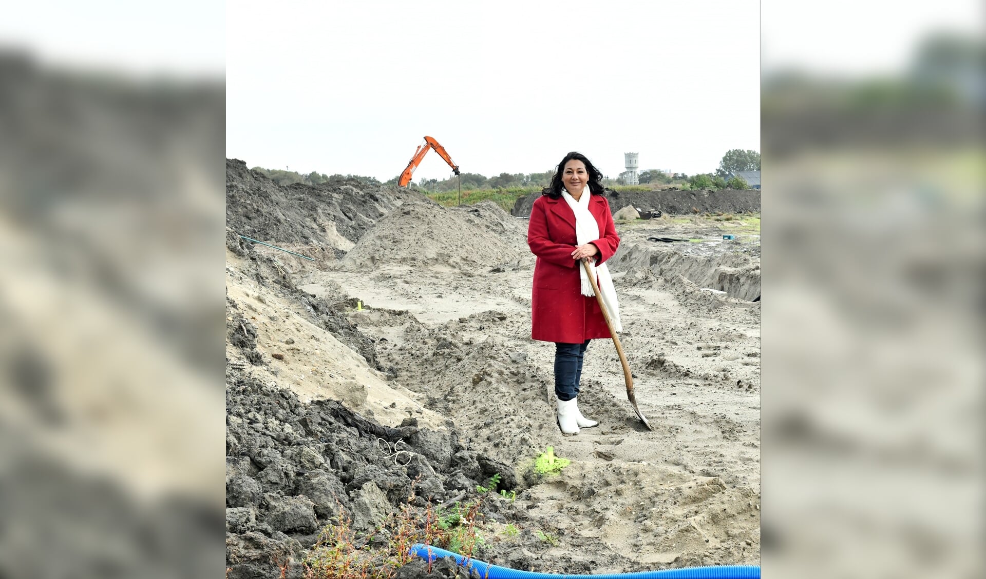 Wethouder Johanna Besteman op het bouwterrein van de toekomstige Woonfonds-woningen voor middenhuurders in RijswijkBuiten.
