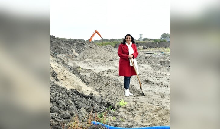 Wethouder Johanna Besteman op het bouwterrein van de toekomstige Woonfonds-woningen voor middenhuurders in RijswijkBuiten.