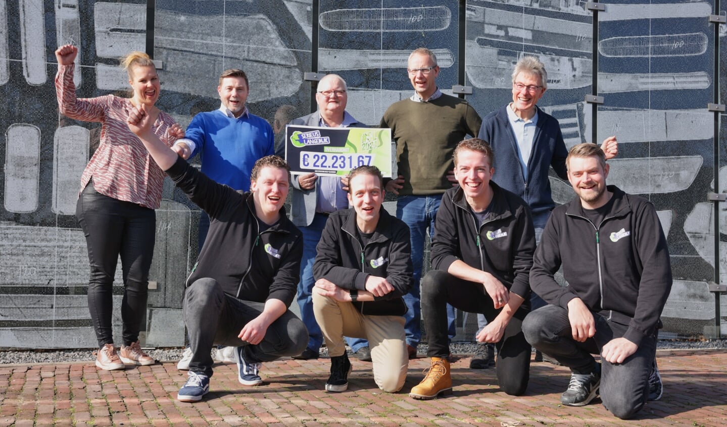 Allemaal blije gezichten bij de uitreiking van de cheque, vlnr (boven): Ariena van Dalen, Albert Hoogeveen, Johan Borcheld, Harm van Lingen en Richard den Bak van Stichting Help Elkander, en onder Nicky Roos, Stef Callenbach, Thomas Lute en Robin Kors van Serieus Langedijk.