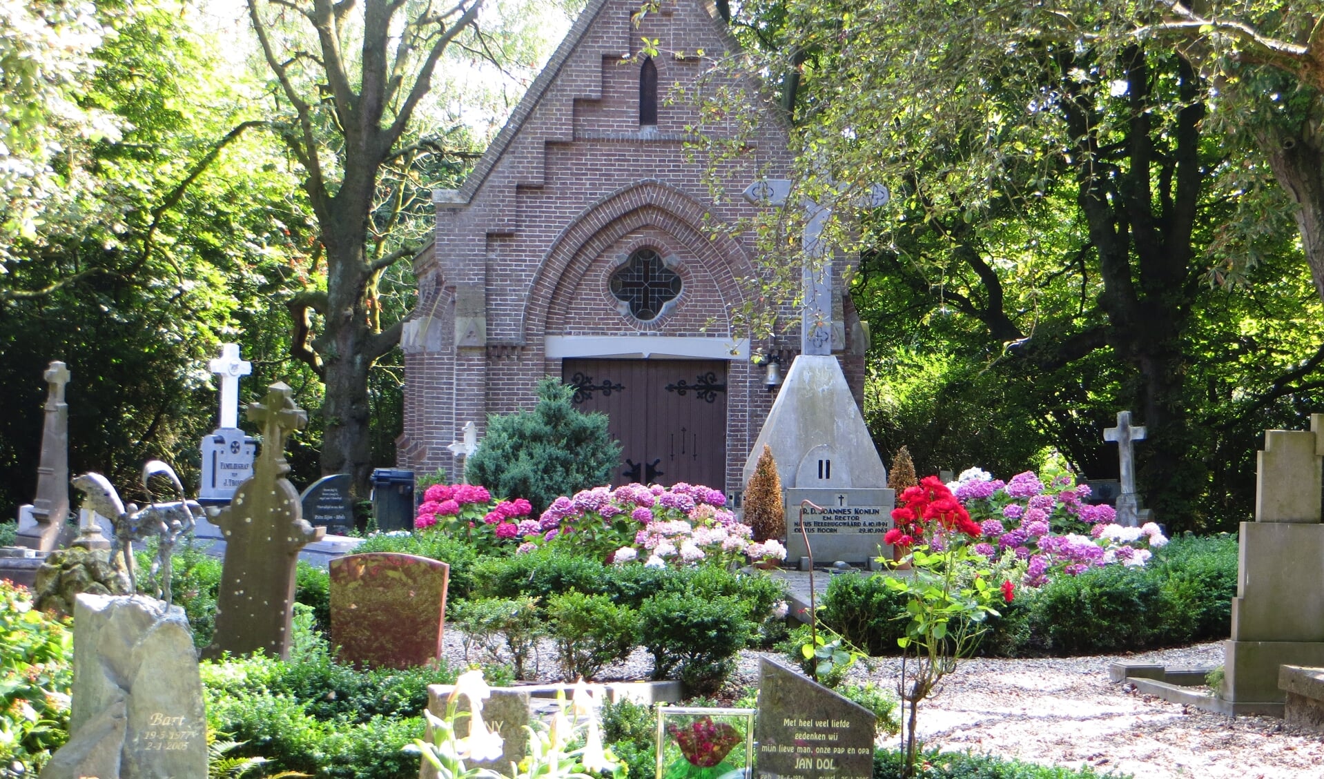 De kapel op de begraafplaats.