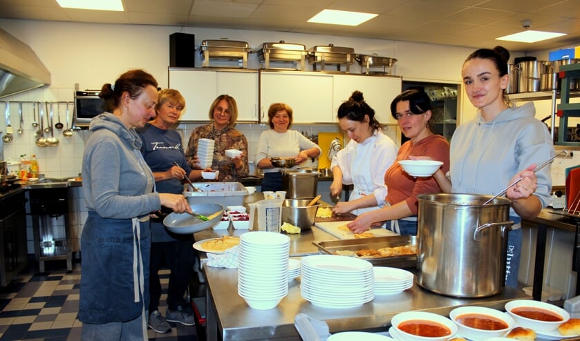 Olga Surova (3e van links) uit Hazerswoude-Dorp coördineert het maaltijdproject in Dorpshuis De Juffrouw.