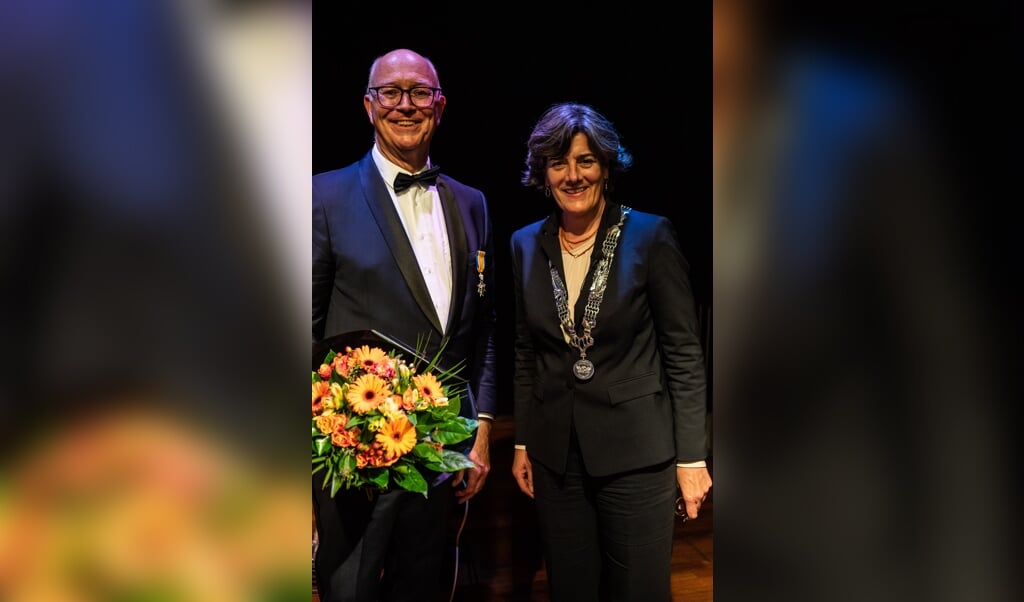 De heer Adrie Tekele Braat (66) uit Monnickendam heeft 24 maart 2022 uit handen van burgemeester Marian van der Weele van gemeente Waterland een Koninklijke onderscheiding ontvangen. 