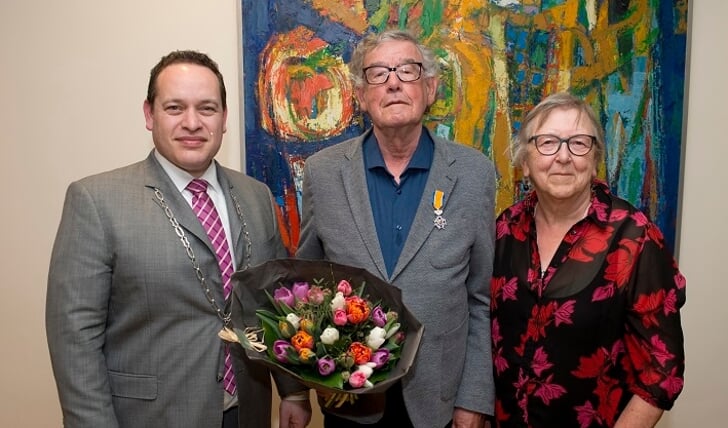 Teun en Corrie in de bloemen gezet door burgemeester Polak.