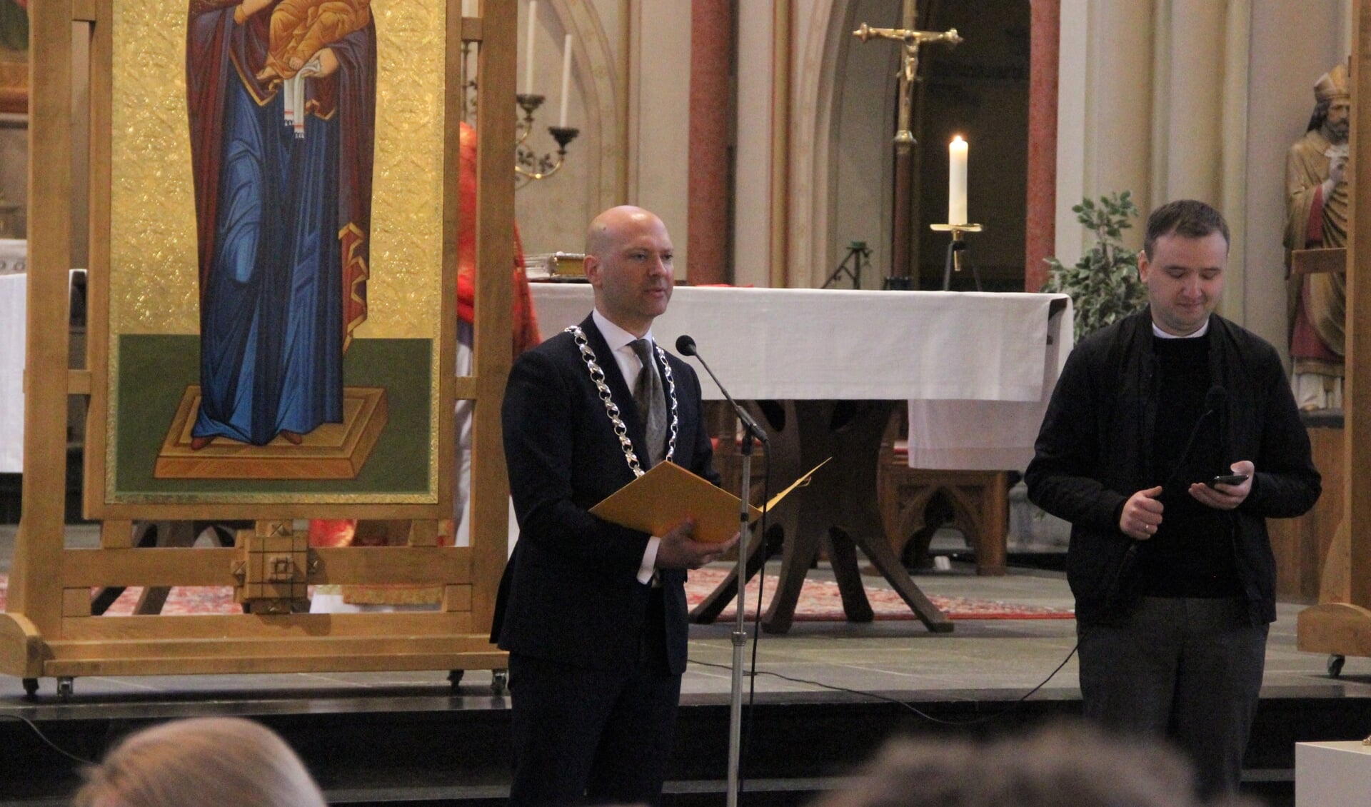 Locoburgemeester Armand van de Laar (D66) sprak zondagmiddag de Oekraïense gemeenschap toe tijdens de kerkdienst van de Orthodoxe kerk in de Bonifatiuskerk aan de Van Vredenburchweg. Naast hem de tolk.