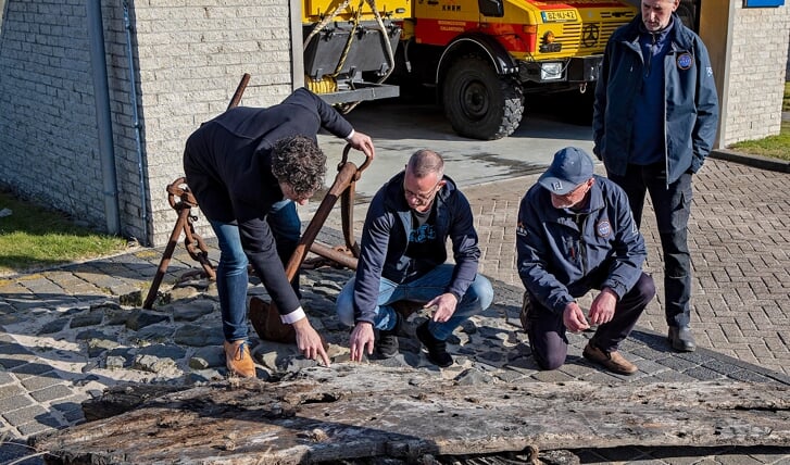 Het wrakhout wordt uitvoerig bekeken door ondermeer Jelle Beemsterboer, Ernst Jongejan (vrijwilliger Maritieme Archeologie), Maarten Hollander (KNRM en vinder van het wrakhout).