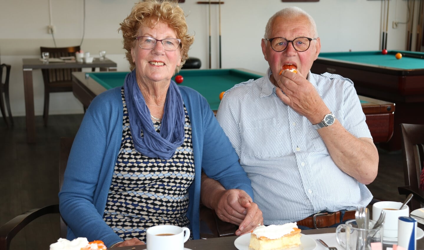 Diamanten echtpaar Bosman deelde heerlijke tompoucen uit en at lekker mee.