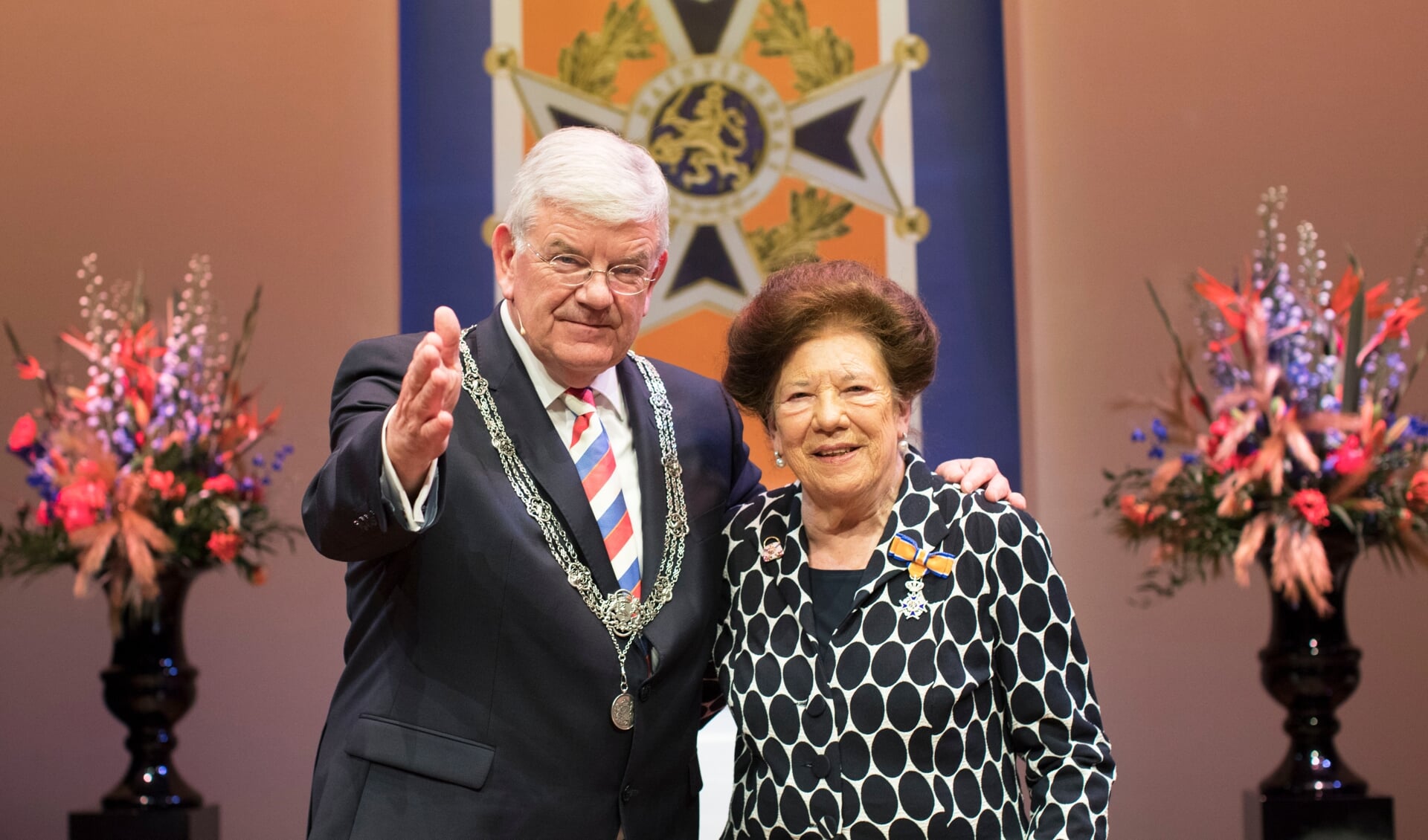 Burgemeester Van Zanen met één van de 35 inwoners van Den Haag die vandaag een lintje ontvingen. 
