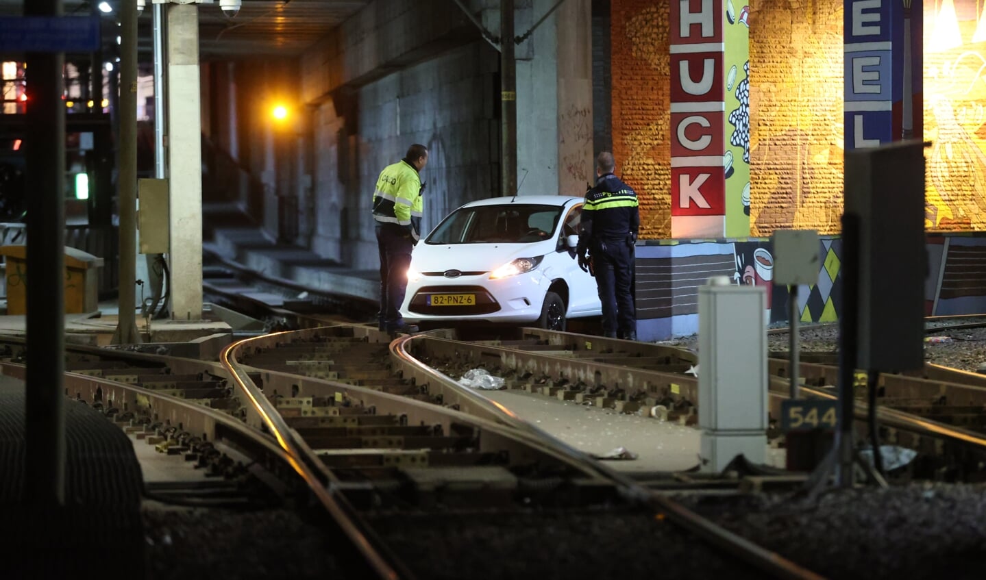 Auto rijdt Haagse tramtunnel in