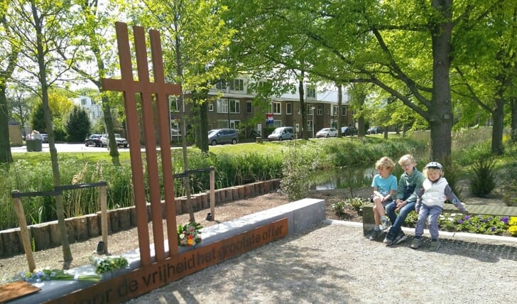 Het monument aan de Haarlemmerweg.