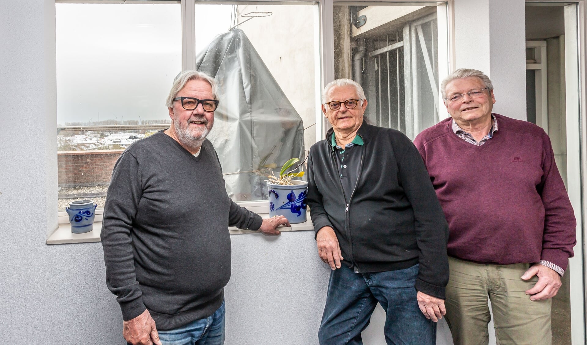 Arie van Oudheusden, Peet van der Snoek en Hans Boelhouwer laten het bakje zien, waar de glazenwasser niet meer in mag. 