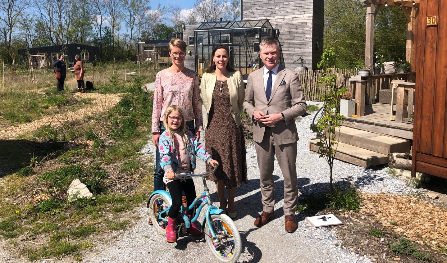 Burgemeester Rehwinkel op bezoek bij klimaatburgemeesters Petra van Kleef (links) en Iris van Asselt met jongste dochter Lune. 