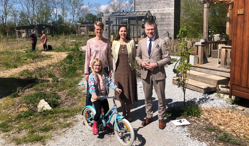 Burgemeester Rehwinkel op bezoek bij klimaatburgemeesters Petra van Kleef (links) en Iris van Asselt met jongste dochter Lune.