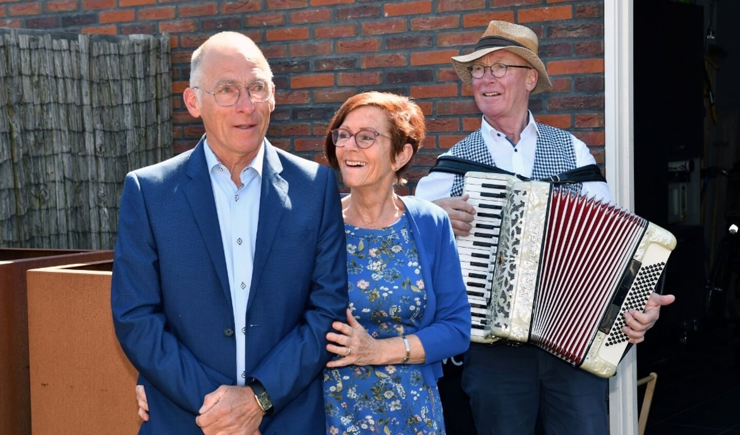 Jos Mathot en zijn vrouw worden toegespeeld door de accordeonist.