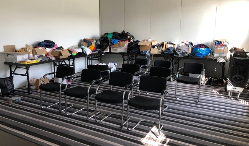 De kamer met het 'bioscoopje' en de dozen vol ingezamelde kleding voor de vluchtelingen.