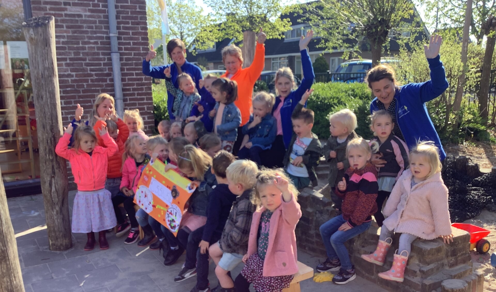 De kinderen van Pinokkio overhandigden de cheque aan KiKa.