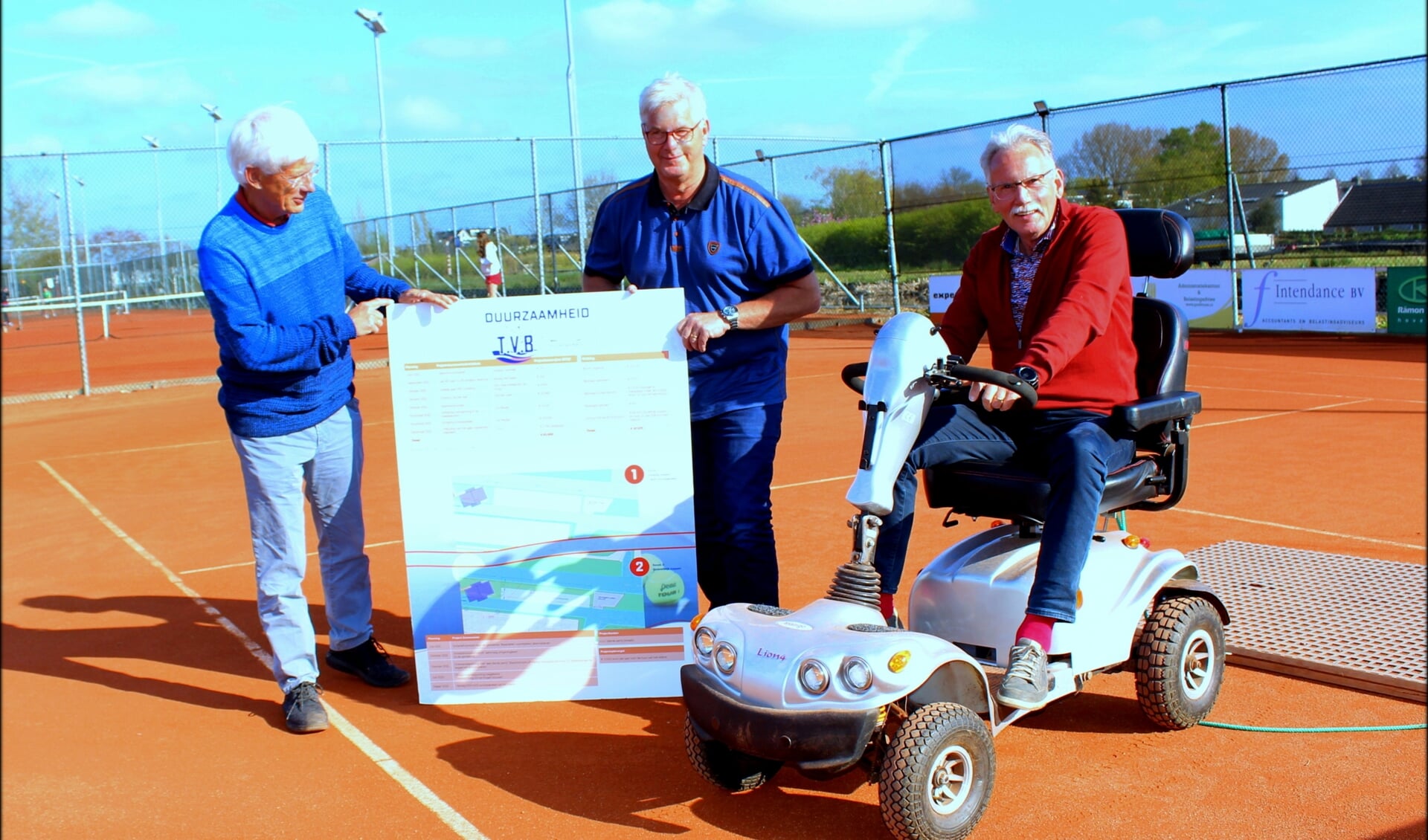 Dennis Baans, Wil Koek en Sjaak Bontekoe (vlnr) hebben Tennis Vereniging Boskoop al flink verduurzaamd. En ze zijn nog niet klaar.