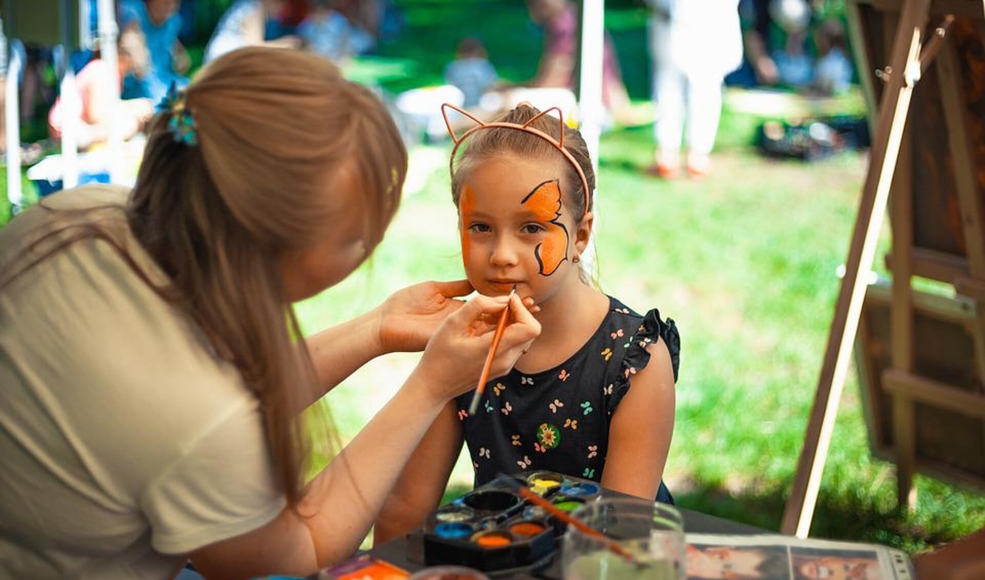Kinderen kunnen zich onder meer laten schminken tijdens de minikermis in de Nieuwe Doelen, Enkhuizen.