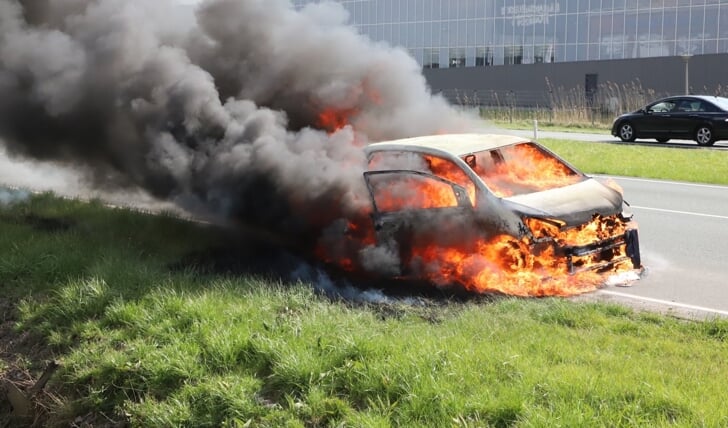 Auto volledig uitgebrand op de Wippolderlaan Wateringen