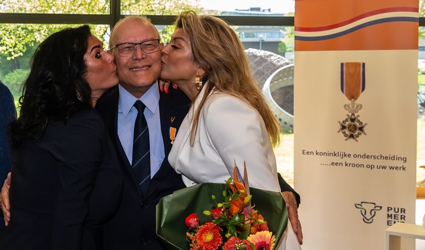 Roy Sutherland wordt gekust door dochters Tamara Links en Bianca rechts