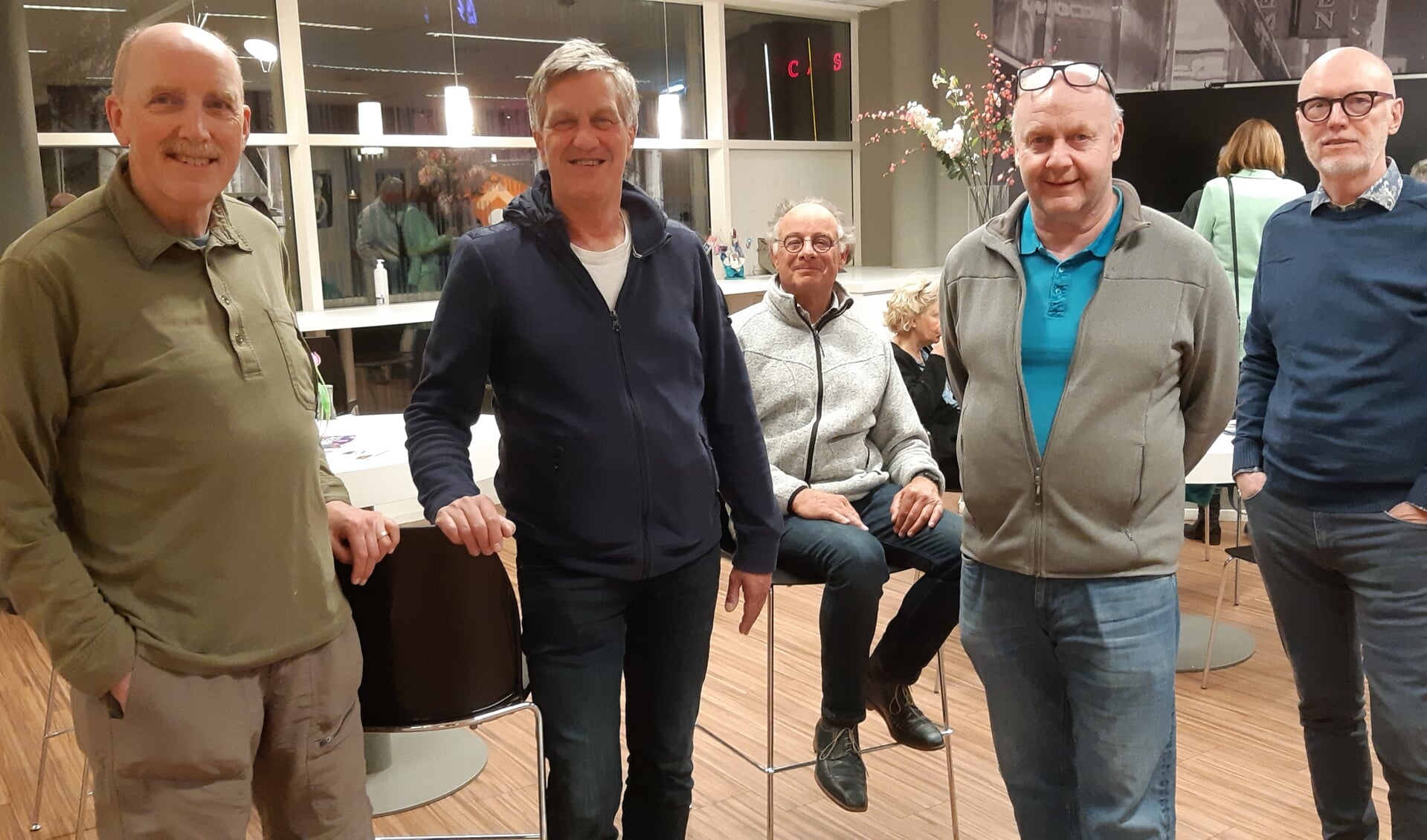 Elke dinsdagavond komen de leden in de Rijswijkse bibliotheek bij elkaar om hun ervaringen over fotograferen met elkaar uit te wisselen. Nieuwe leden zijn van harte welkom.