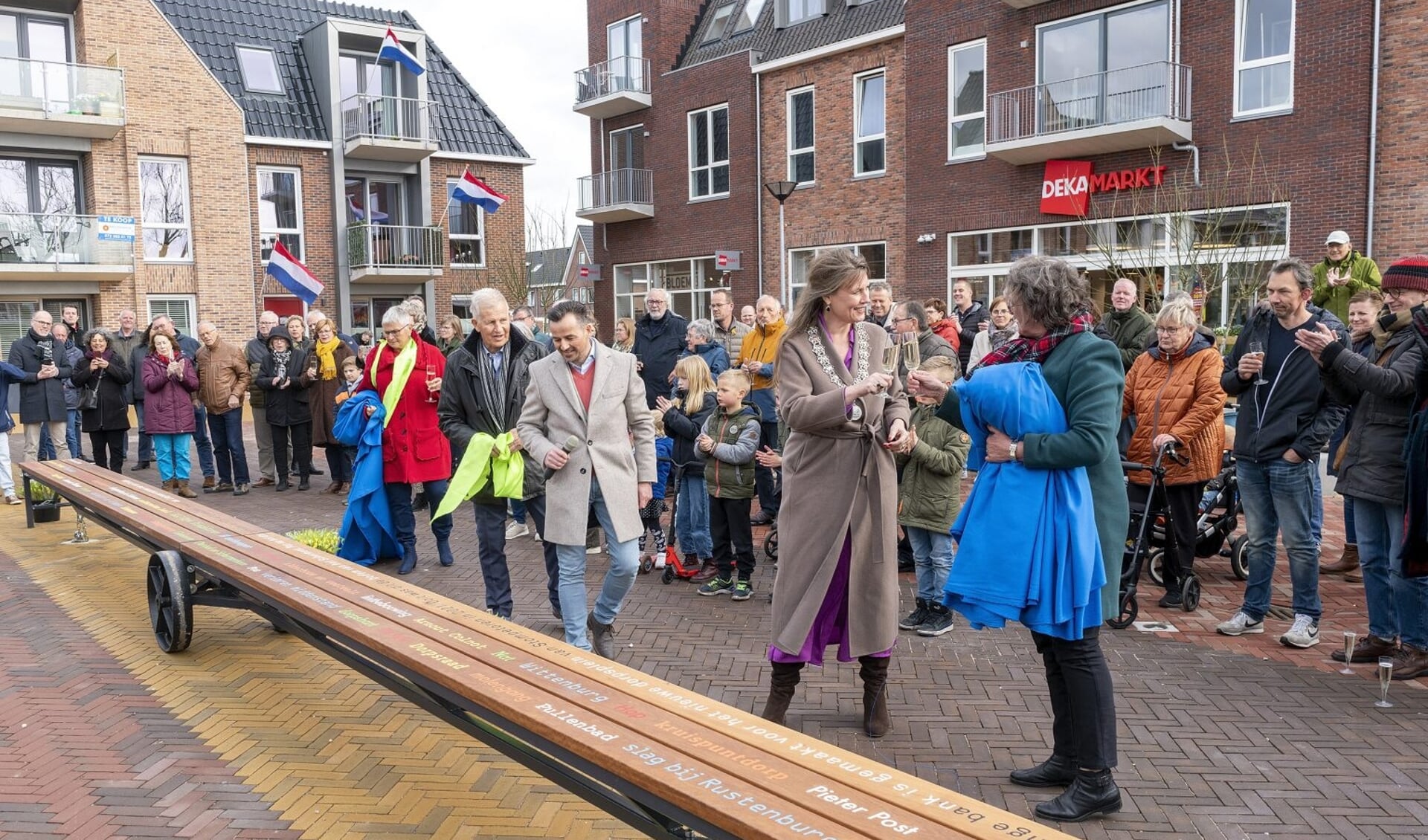 Burgemeester Anja Schouten opent dorpshart Stompetoren.