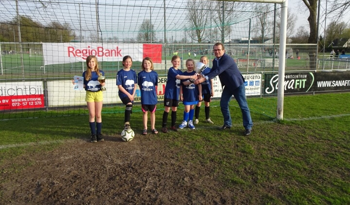 De voetbalsters van de Familieschool uit ’t Kruis waren de beste bij de meisjes groep 5-6 en ontvangen uit handen van wethouder John Does de wisselbeker.