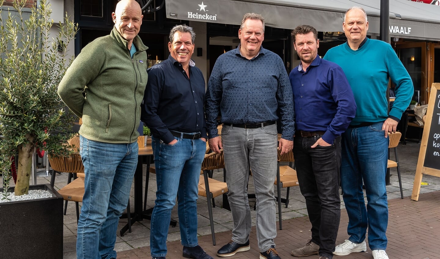 Het bestuur heeft er zin in. Van links naar rechts Gertjan Otto, Jan Peter Dompeling, Robert Kuiper, Bas Hillecamp en Marco Kuiper. "Alles doen we in de gedachten van Jan." 