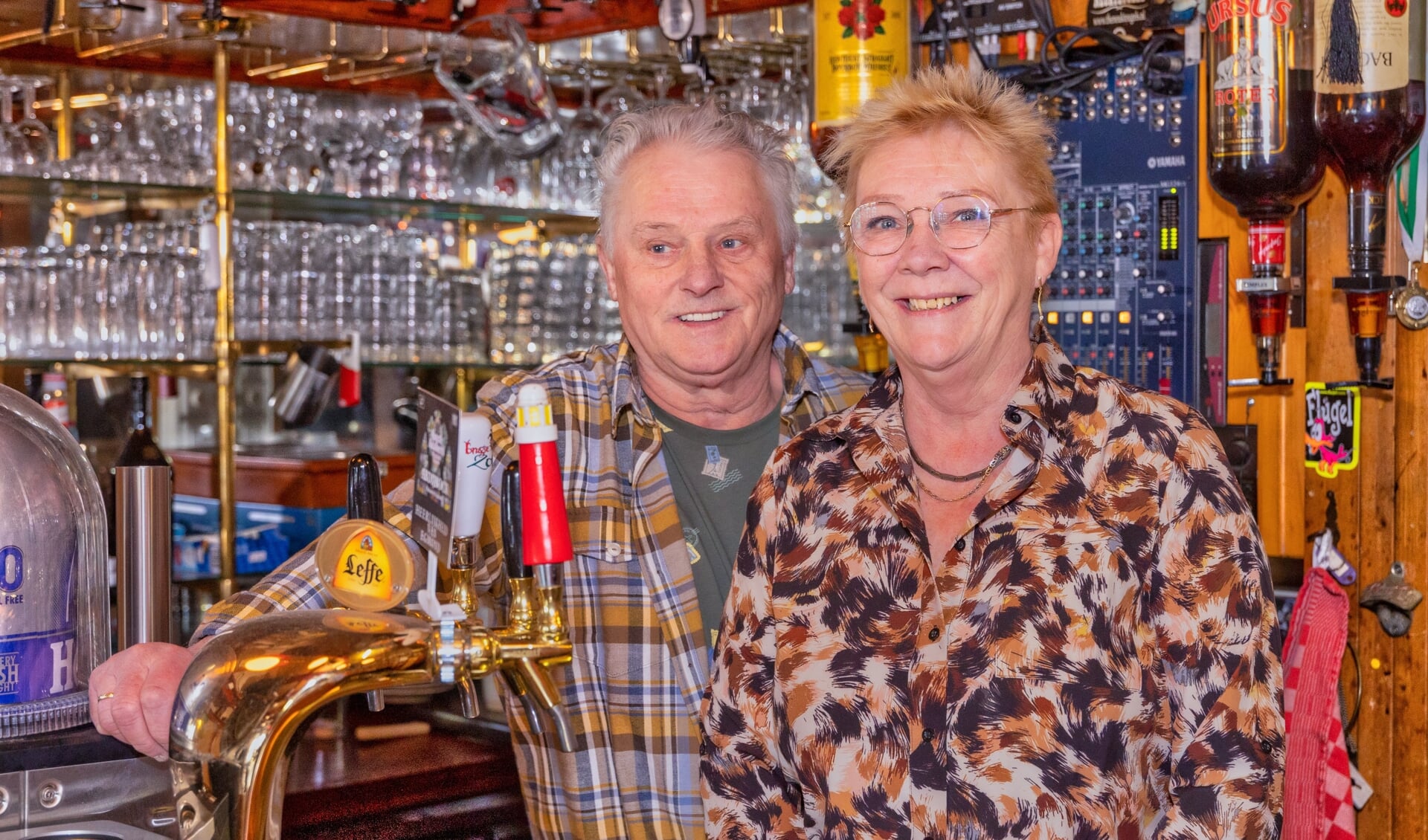 Aad en Minnie van Veen vierden vorige week het 25-jarig bestaan van café De Pieper.