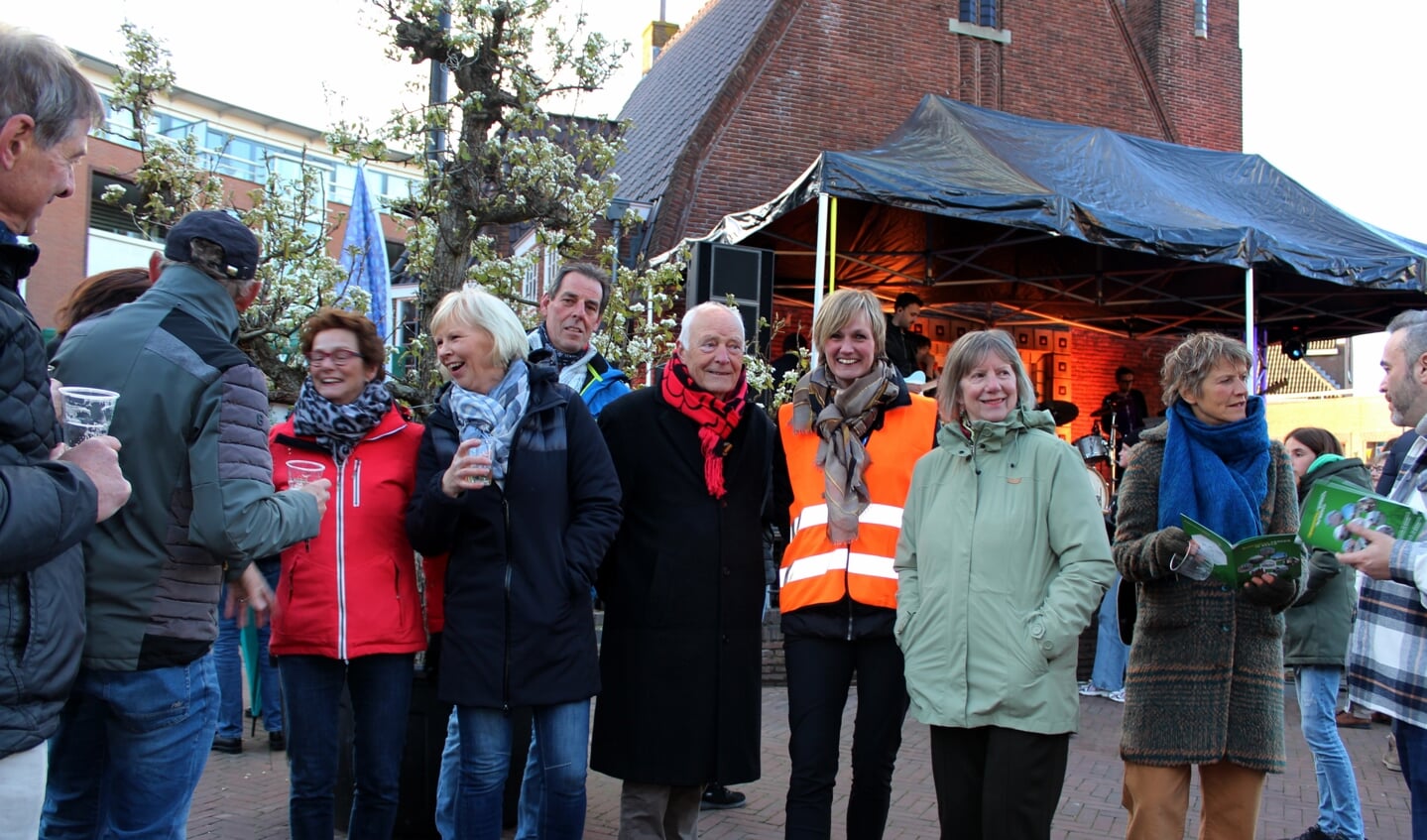 De Boskoopse Cynthia Korver (in oranje hesje) organiseerde voor het eerst een enorm evenement, als vrijwilligster bij Boskoop800