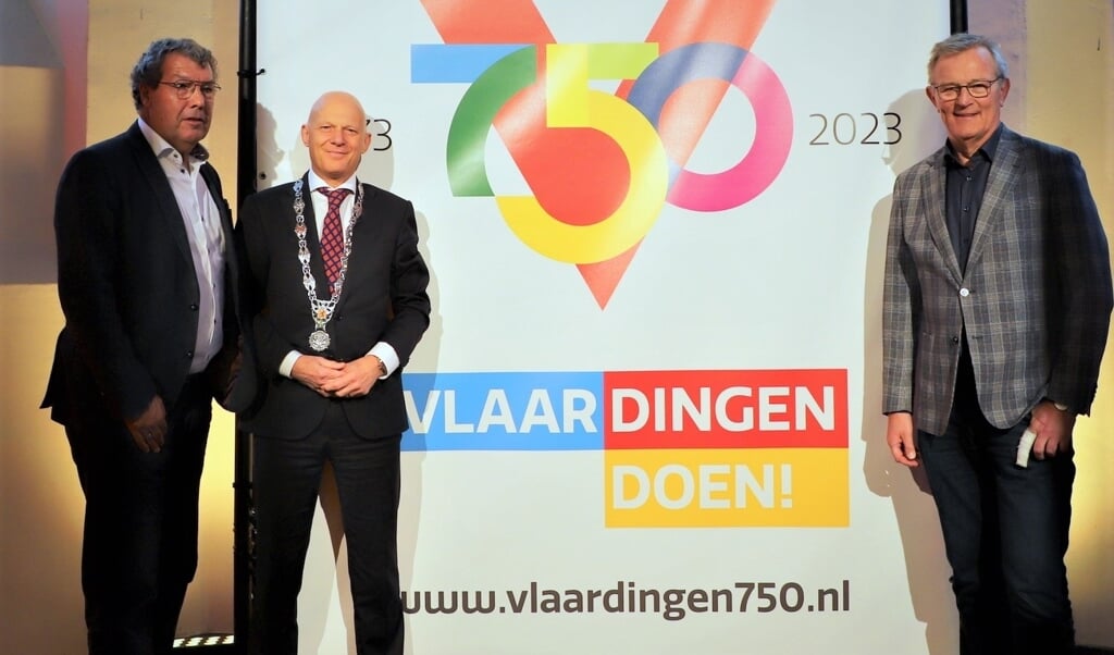 Met trots laat burgemeester Bert Wijbenga het nieuwe logo zien van 750 jaar stadsrechten voor de stad. De voorzitters van de Stichting Leo Roobol(rechts) en Willem van Raalte kijken tevreden toe.