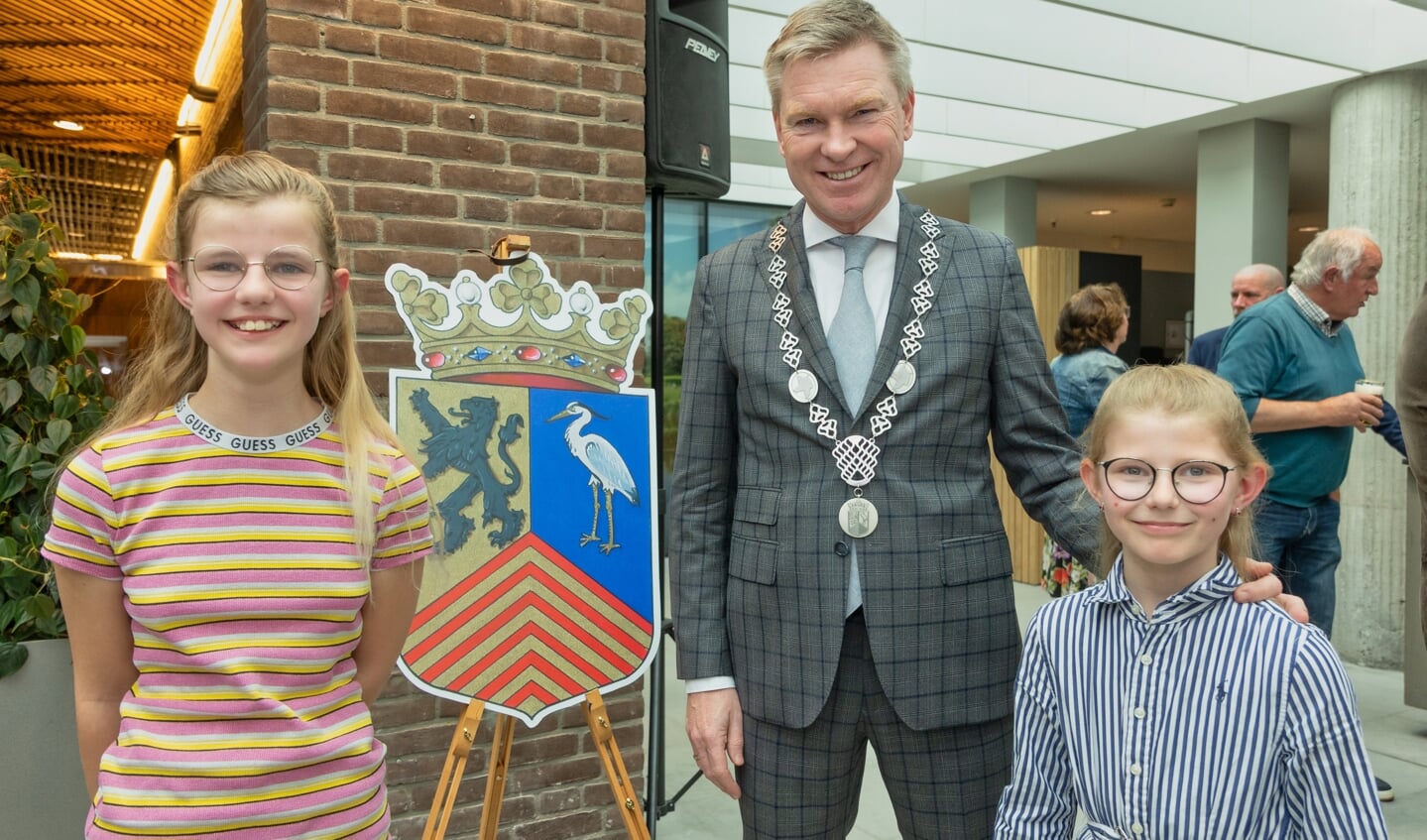 Samen met Fleur (links) en Elise Mars werd door burgemeester Rehwinkel het nieuwe wapen van Dijk en Waard onthuldigd. 