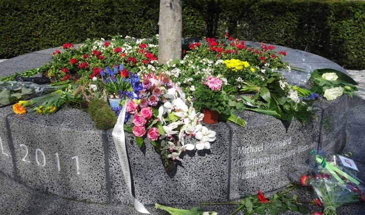Veel bloemen bij het herdenkingsmonument bij winkelcentrum De Ridderhof