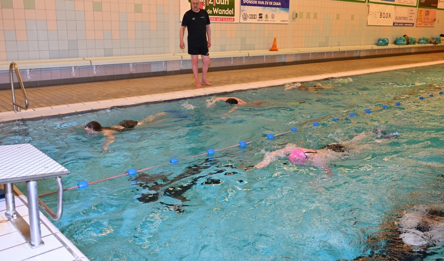 Van spelenderwijs de zwemtechniek onder de knie krijgen tot deel uit gaan maken van het ZV De Zaan waterpoloteam dat op het hoogste niveau uitkomt, het kan allemaal.